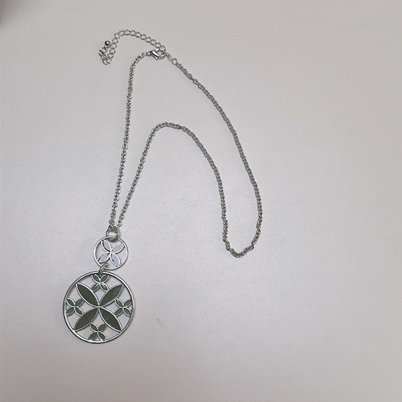 👋 3/$15 FASHION NECKLACE Green Flowers Silver toned - Picture 6 of 6